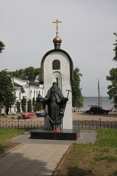033-Памятник Макарию Калязинскому